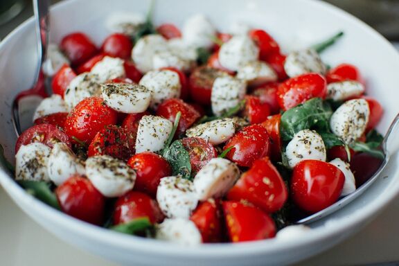 Eine Schüssel mit Tomate und Mozarella Salat (Bild: pixabay/StockSnap)
